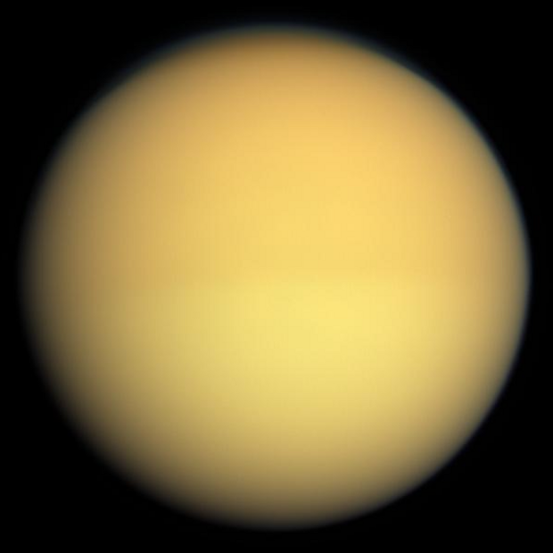 Blick auf den wolkenverhangenen Saturnmond Titan.