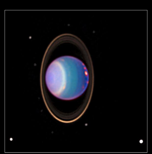 Infrarotaufnahme des Hubble-Weltraumteleskops von Uranus mit seinen vier Hauptringen und 10 seiner Monde