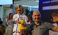 Trudi, die Ente und Alexander Gerst (Foto: @NicosPanoptikum)