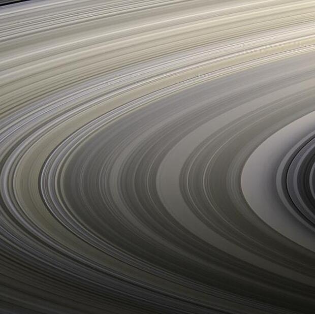 Die Ringe des Saturns bestehen aus tausenden einzelner schmaler Ringe.ge 