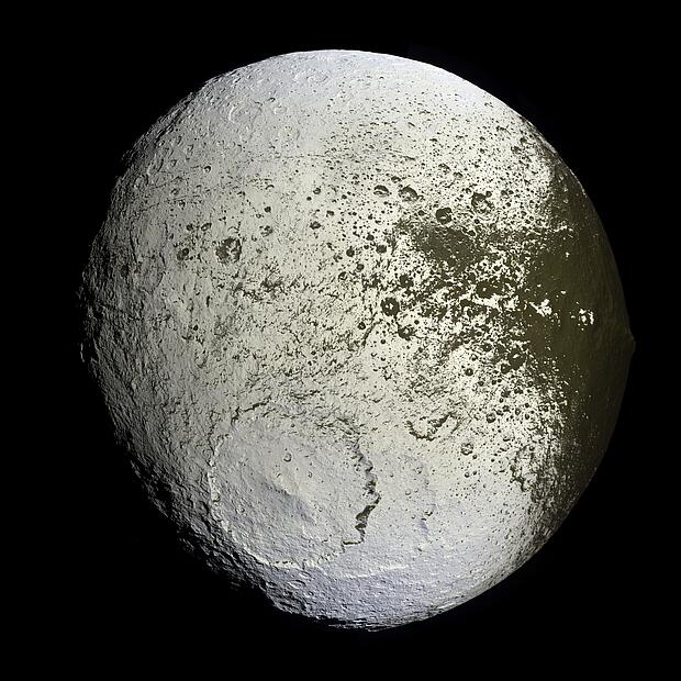 Blick auf die helle Hemisphäre des Saturnmondes Iapetus
