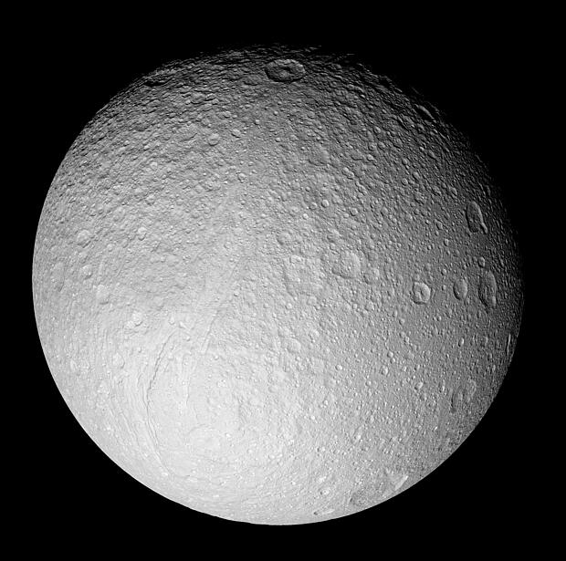 Saturnmond Tethys in einer Aufnahme der Raumsonde Cassini