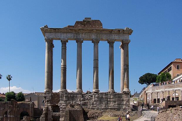 Die Überreste des Saturn-Tempels auf dem Forum Romanum in Rom