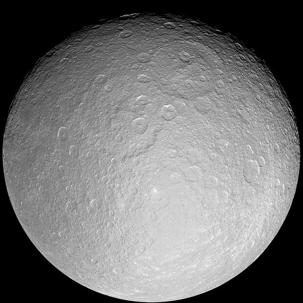 Rhea, der zweitgrößte Saturnmond, ist mit Kratern übersät.
