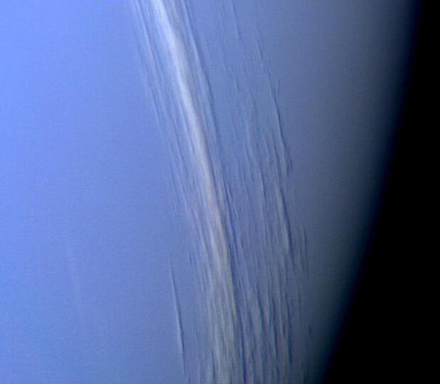 Bei schrägem Lichteinfall werden die Wolken in Neptuns Atmosphäre Schatten